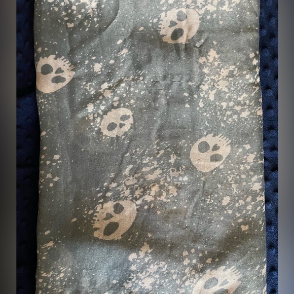 Scull Print Grey and White Lightweight Scarf - Size OS - Picture 7 of 7